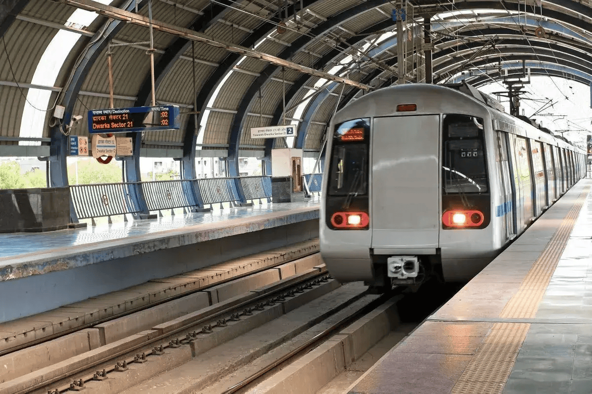 What is the nearest metro station to New Delhi Railway Station?